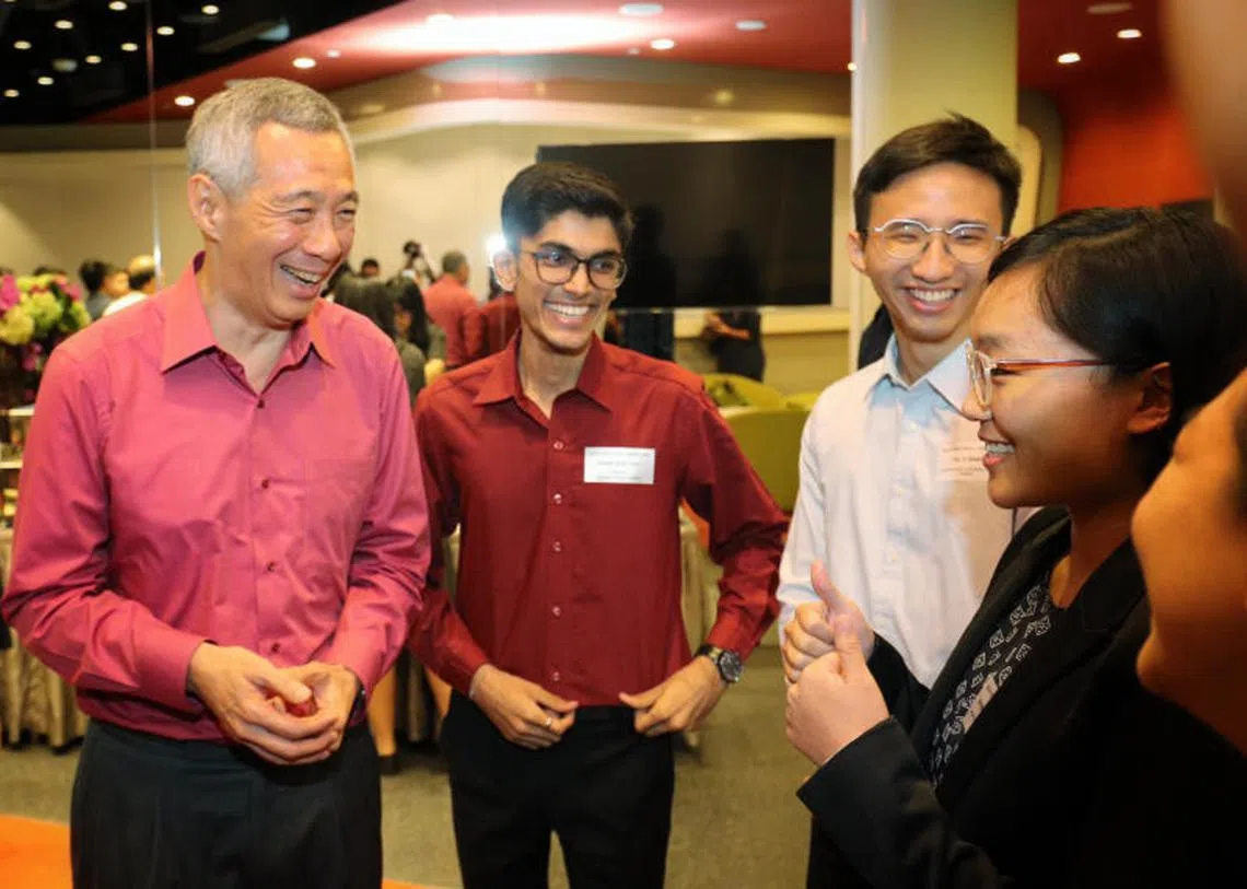李显龙总理昨天在新加坡科技设计大学发表重要讲话后，与该校学生面对面进行交流。（联合早报）