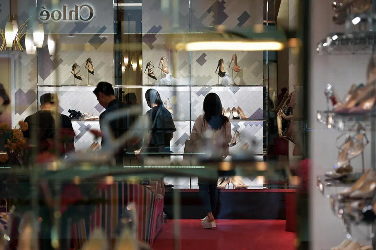 在滨海湾金沙购物中心购买奢侈品店的顾客。（海峡时报）