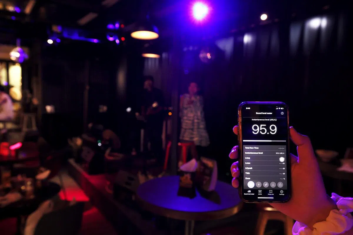 将近96分贝太危险了，此地不宜久留！（联合早报）