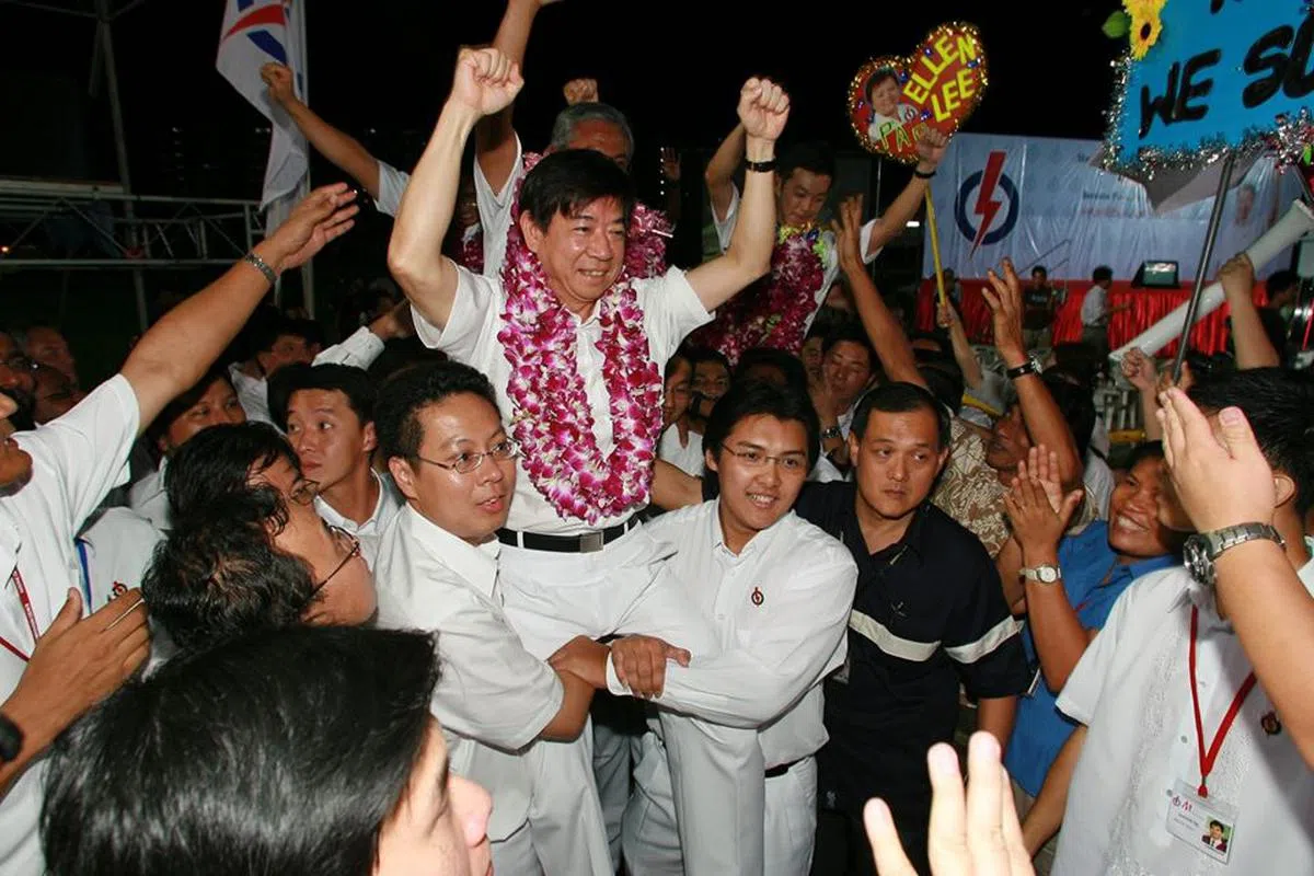  2001年，我初​​​​涉政治，出任丹绒巴葛集选区议员。非常感谢摩绵和三巴旺的居民这些年来的强力支持。（国家档案馆） 
