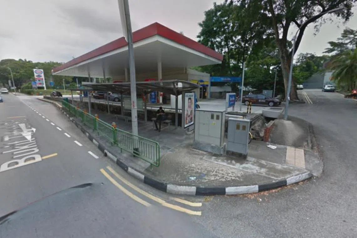 位于武吉知马路靠近加文纳路一带的蚬壳油站和埃索油站外的巴士站前出现栏杆。（联合早报）