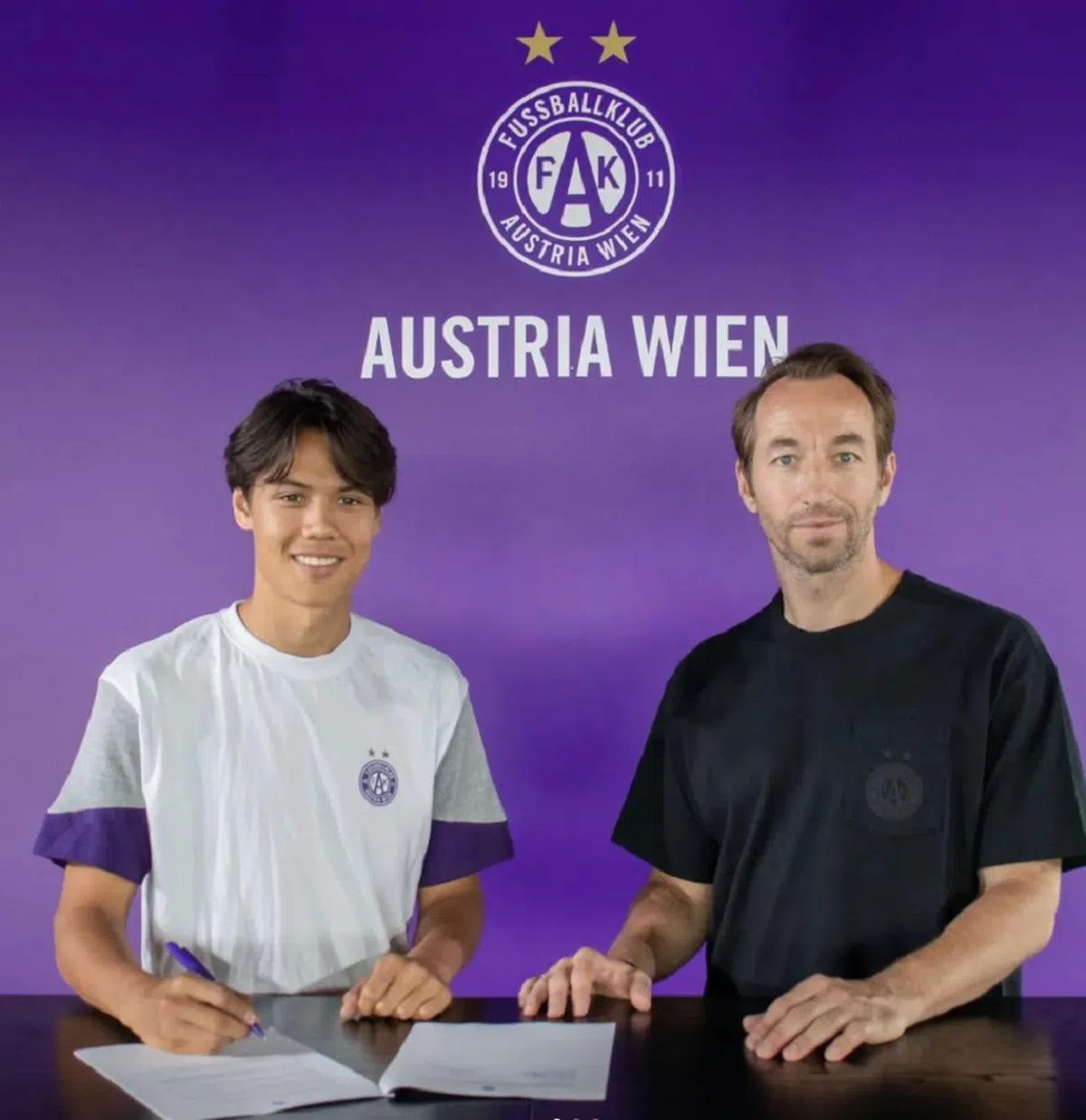 欧阳元浩（左）在2022年与奥地利维也纳二队签约。（daniel_auyeong Instagram）
