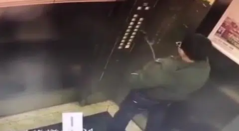 重庆男童冲电梯按键撒尿致电梯电路短路被困。（互联网）