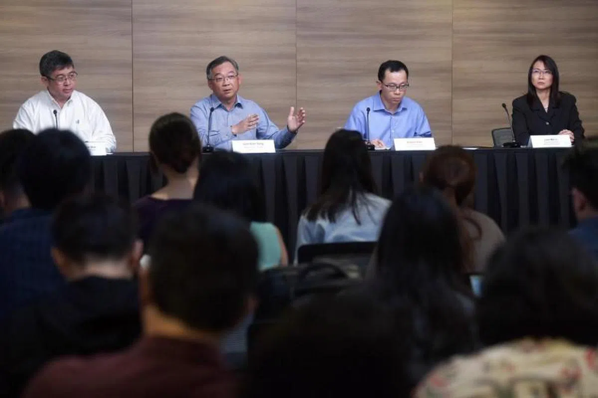  政府跨部门抗炎工作小组联合领导之一卫生部长颜金勇（左二）。（海峡时报） 