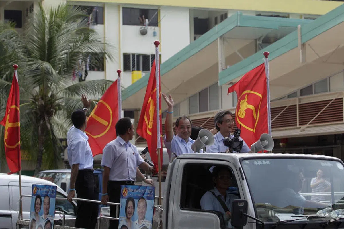  2011年大选被视为是新加坡一场“分水岭大选”。反对党工人党攻下阿裕尼集选区，打破行动党在集选区的堡垒，也给行动党模式敲响警钟。图为工人党阿裕尼集选区议员在胜选后答谢选民。（海峡时报） 