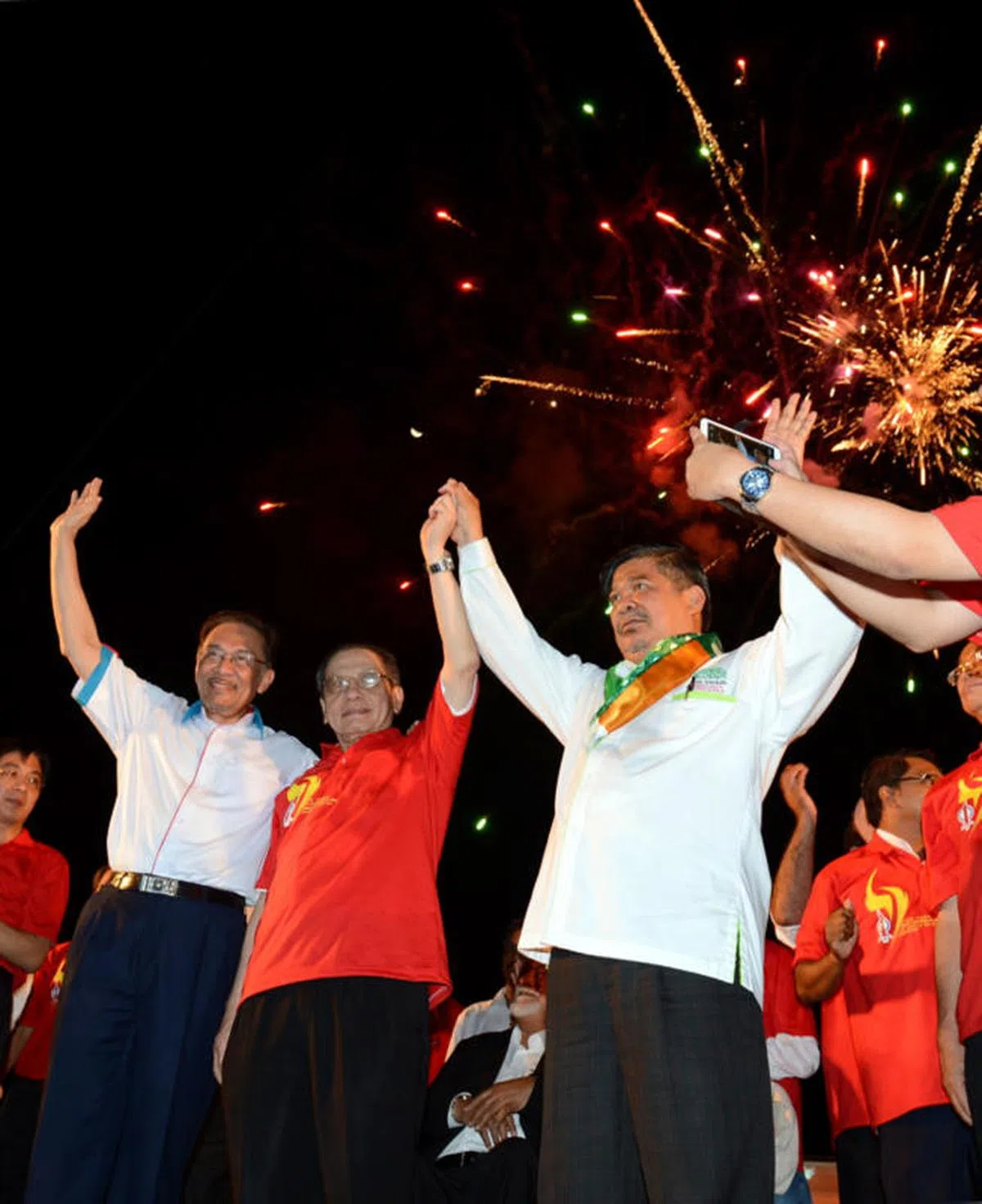  2013年3月18日在柔佛士姑来举行的民主行动党47周年党庆上，（左起）安华、林吉祥和莫哈末沙布同台亮相。（海峡时报） 