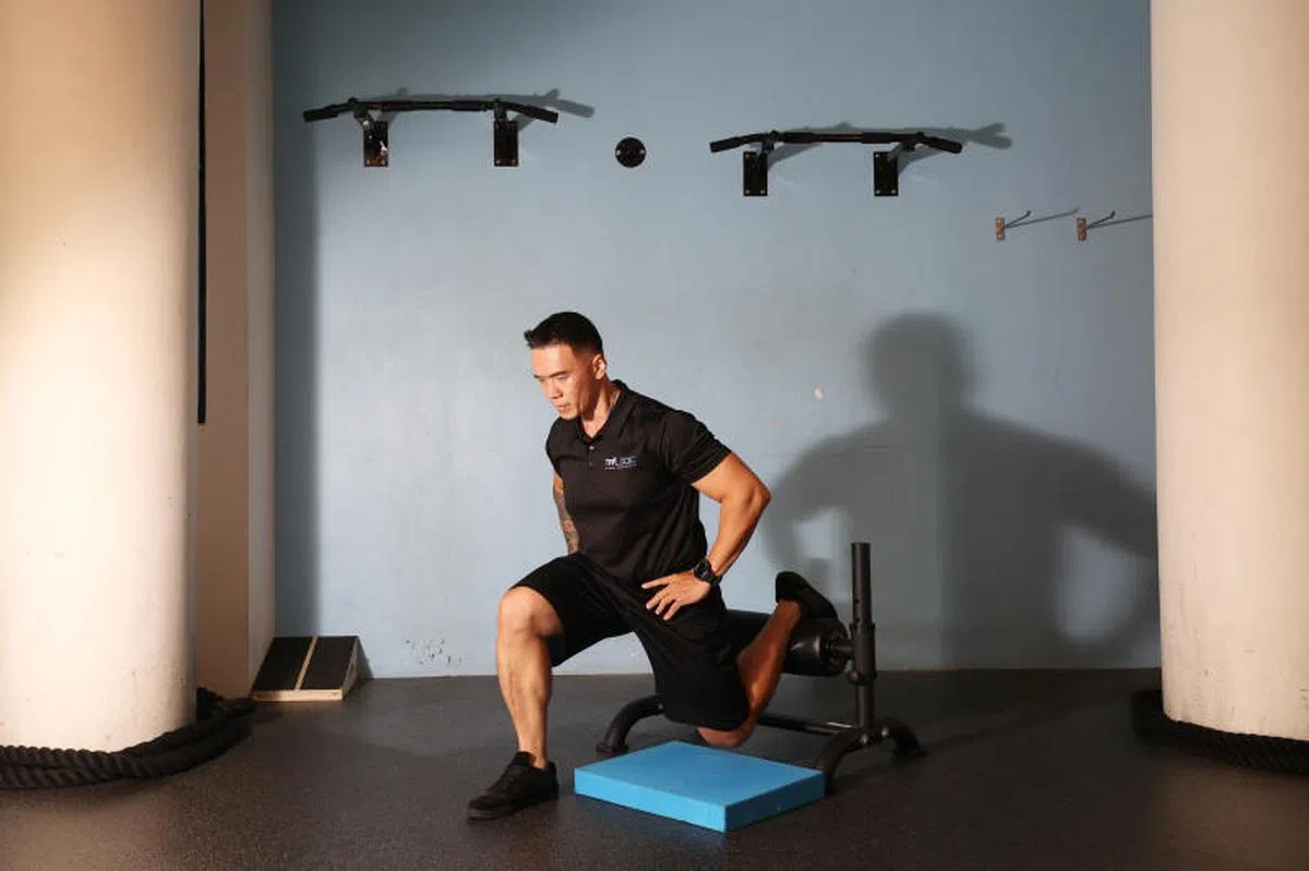 劈叉深蹲可锻炼股四头肌、臀肌和内收肌。（联合早报）