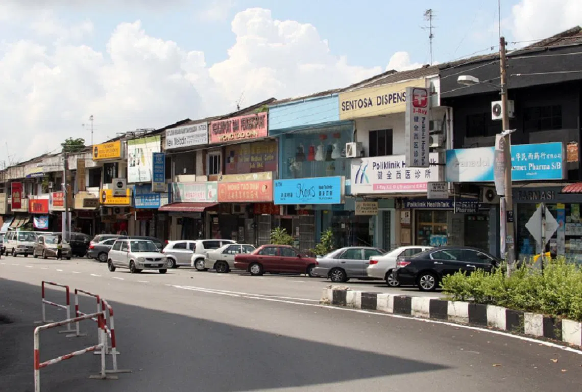 在马来西亚，同一条街上可能有至少三到四家药房。（联合早报）