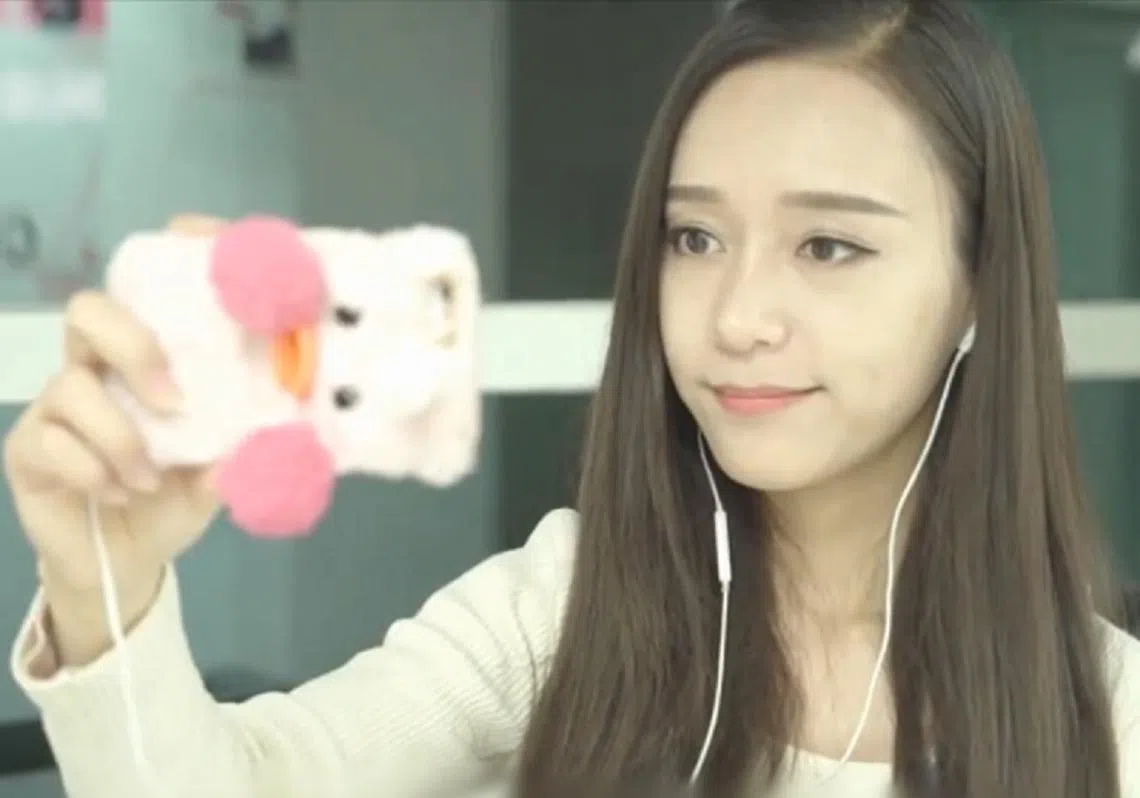 北大美女博士杨慧琴，从学渣摇身变为学霸，累积了不少学习技巧因而开直播传授学弟学妹们学习技巧，在中国不断蹿红。（互联网）