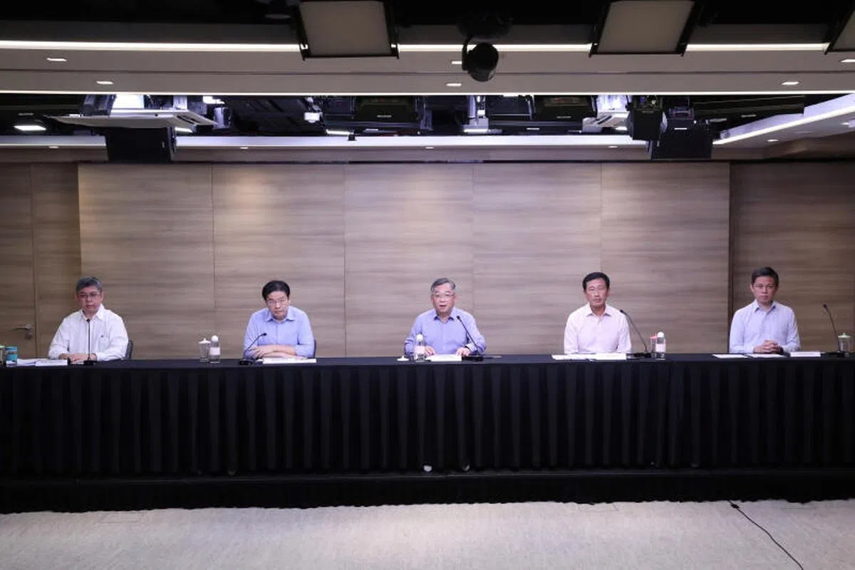  抗疫跨部门工作小组本周一（5月31日）在李显龙总理全国讲话结束后举行记者会，出席者包括小组的三位联合主席财政部长黄循财（左二起）、贸工部长颜金勇、卫生部长王乙康。教育部长陈振声（右一）和卫生部医药服务总监麦锡威副教授（左一）也列席。（通讯及新闻部提供） 