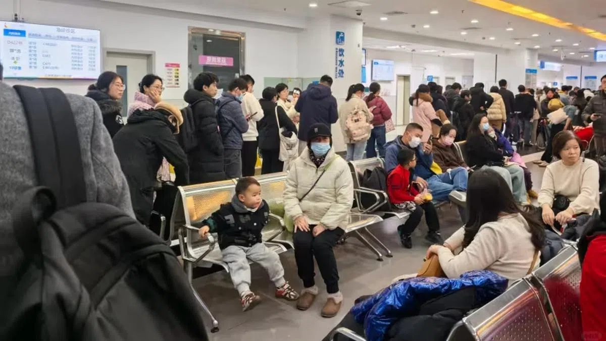 一些中国网民在社媒上分享了医院人满为患的照片。（小红书）