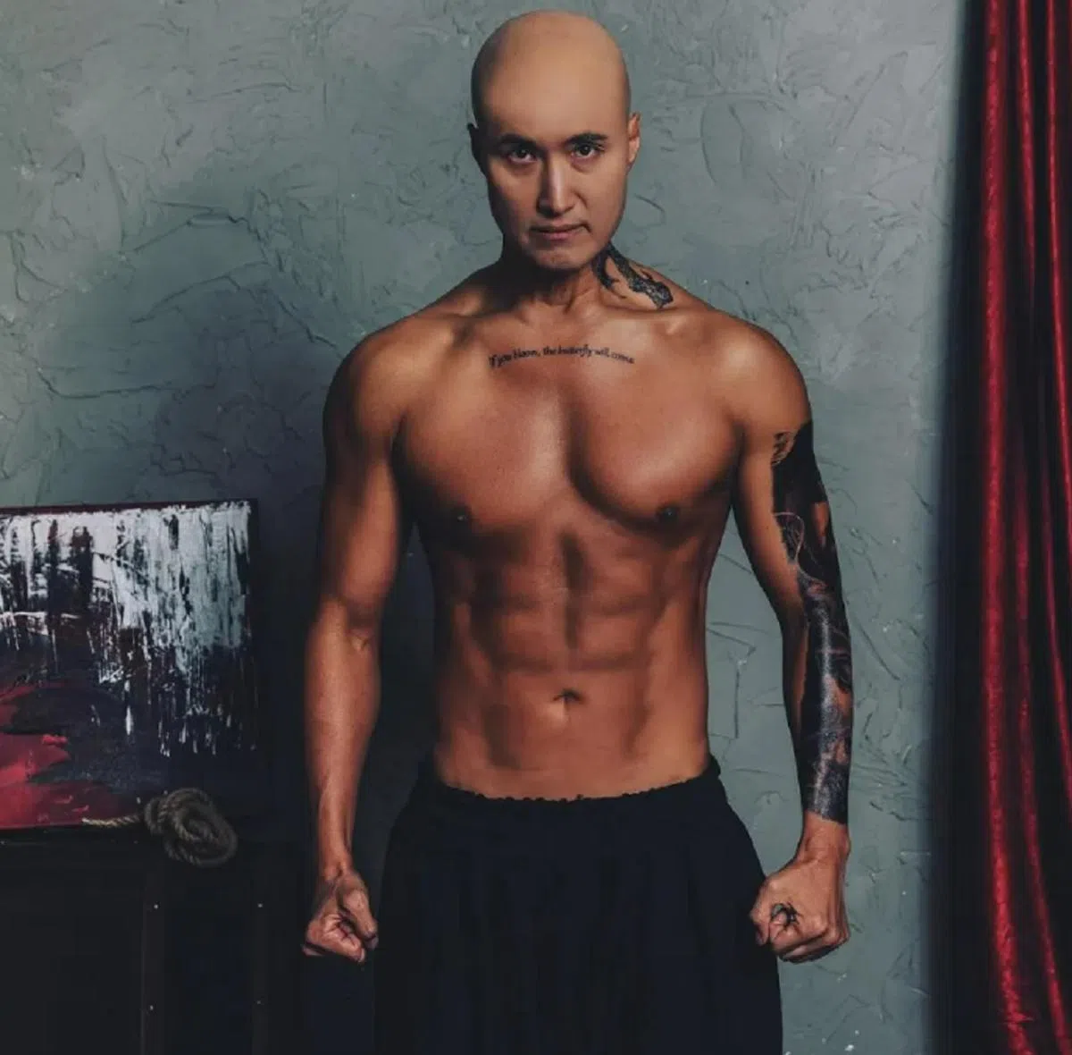 要不是他身上的刺青，还以为这是少林十八铜人之一呢。（Instagram/NewJeansNim）