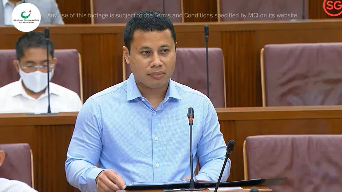 国家发展部长李智陞回复六名议员关于我国建屋发展局在兴建组屋时，究竟如何考虑保留绿化地带，尤其是像金文泰森林和乌鲁班丹森林（早前被称为杜弗森林）这类次森林。（国会直播截图）