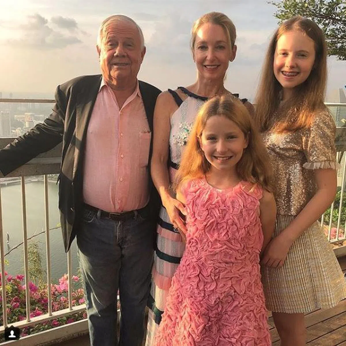  佩琦一家，丈夫吉姆罗杰斯（左），小女儿Bee（中），大女儿Happy（右）。（取自Instagram）。 