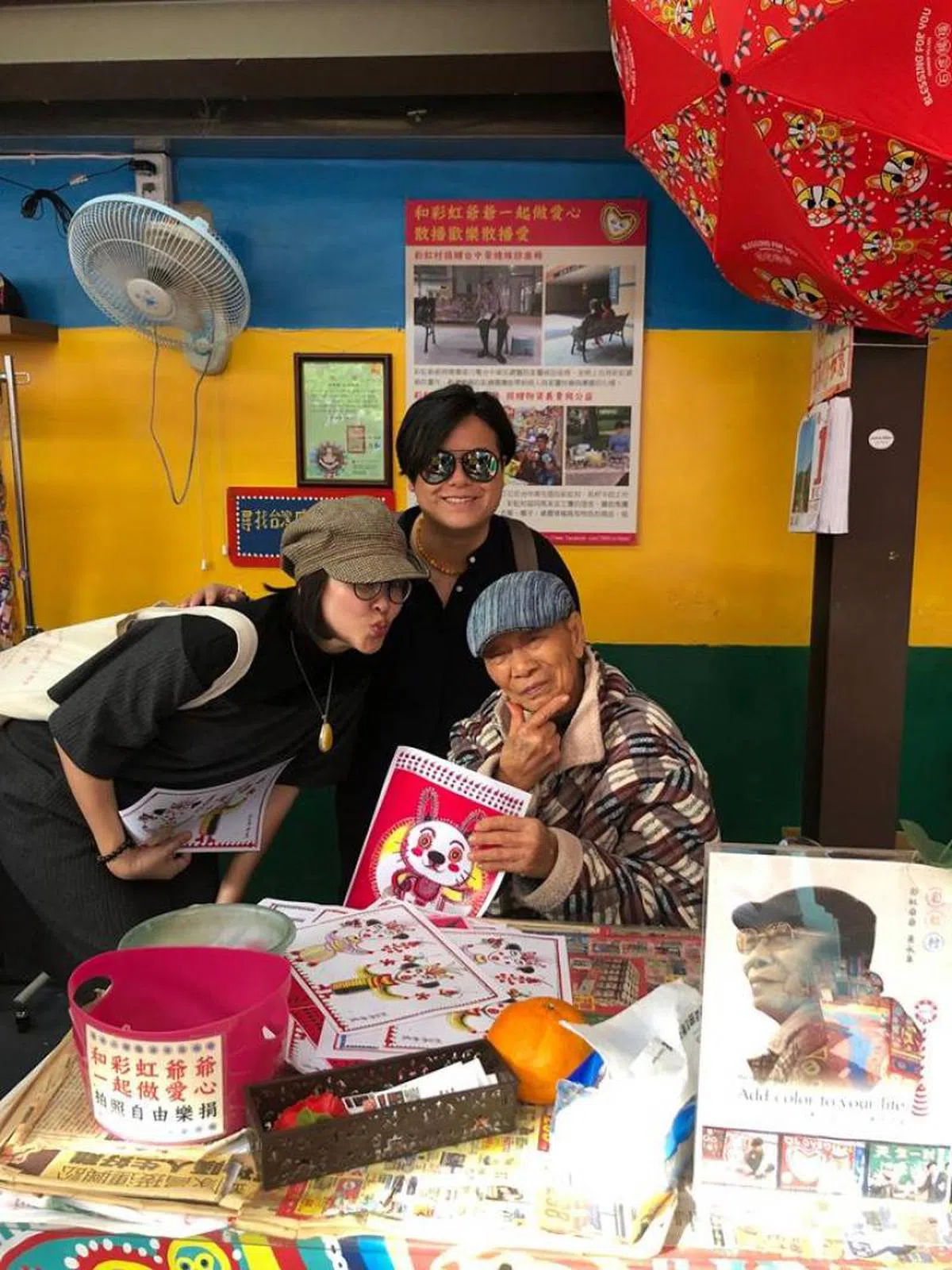  作者与彩虹爷爷合影。（卢丽珊提供） 