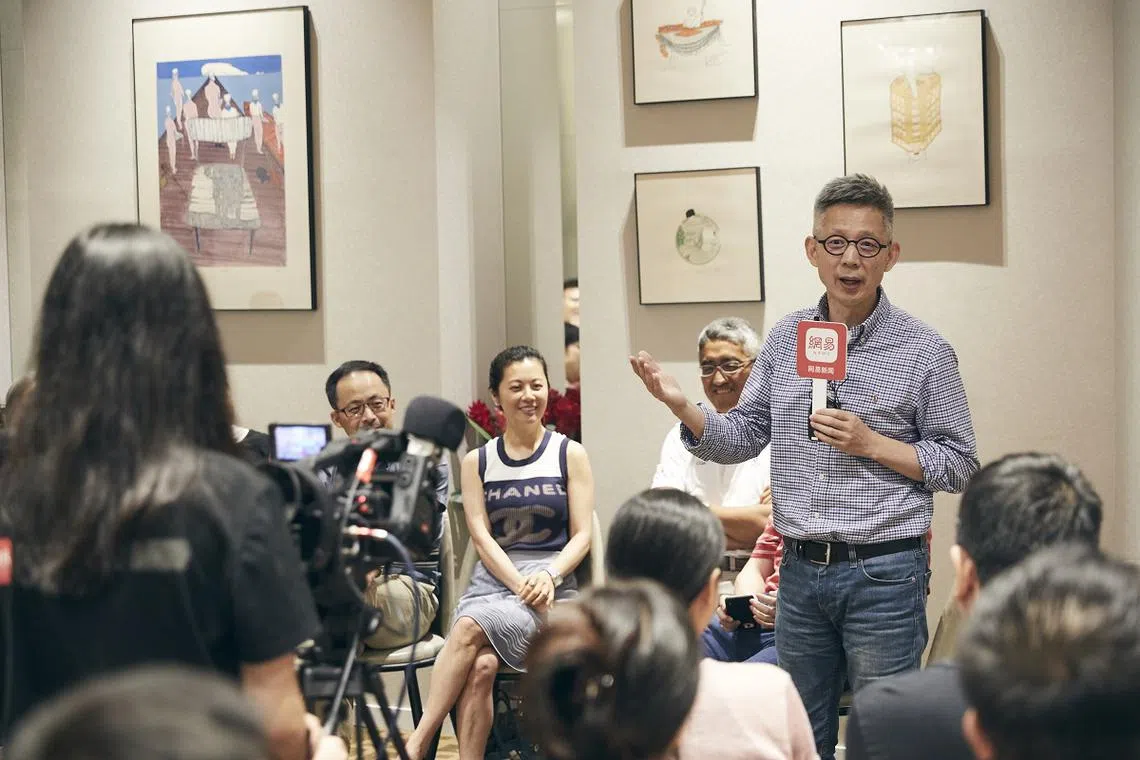 1993年国际大专辩论会上海复旦大学代表8月齐聚狮城。左起：张谦、姜丰、季翔、蒋昌建（站立者）。（王嬿青提供）