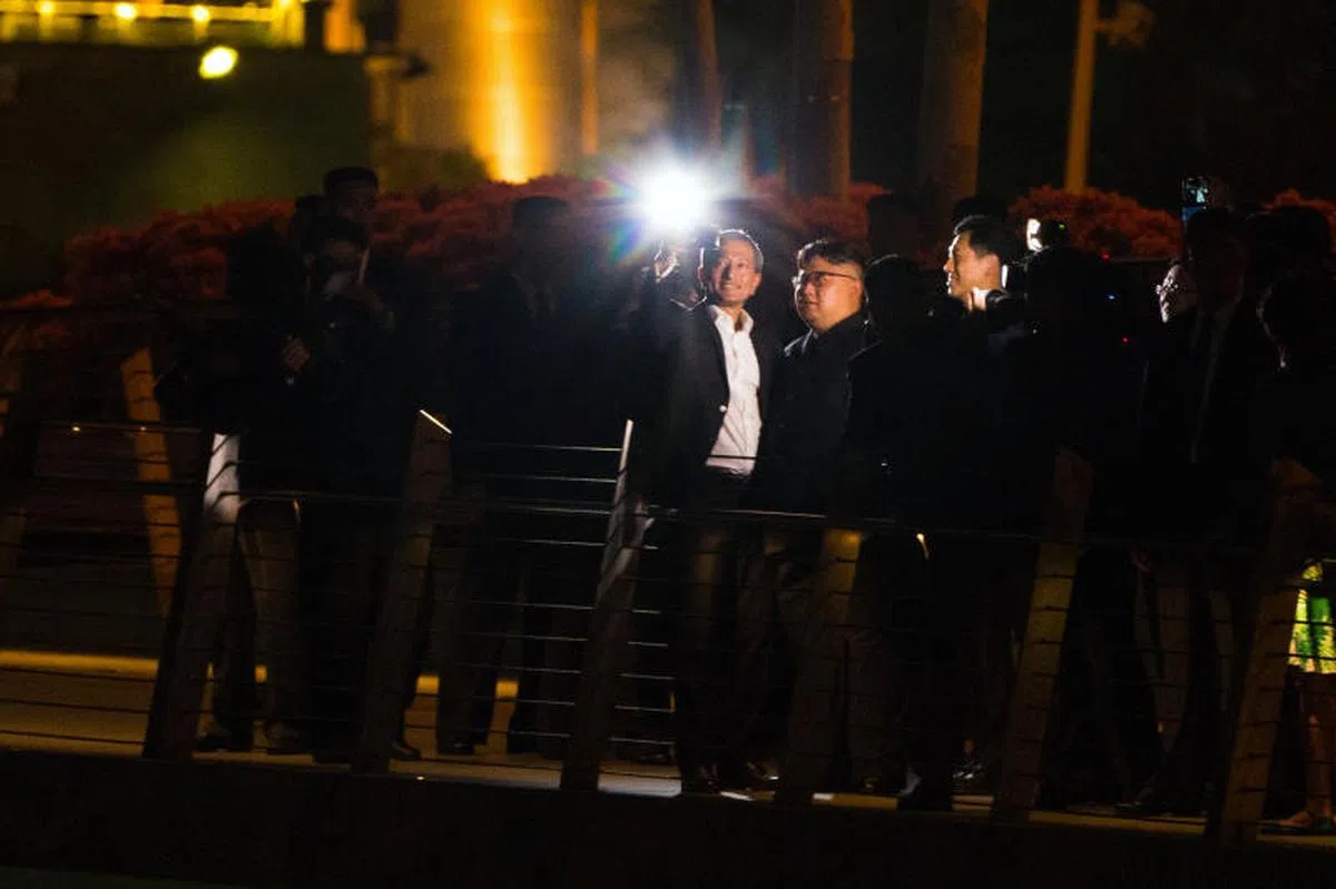  我国外长维文（左一，举起手机自拍）和教育部长王乙康（右一）陪同朝鲜最高领导人金正恩夜游新加坡，并在金禧桥上玩起自拍。（彭博社） 