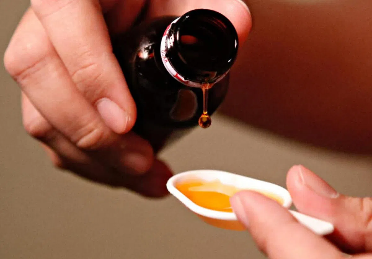 咳嗽药水一次喝一小匙就好。（路透社）