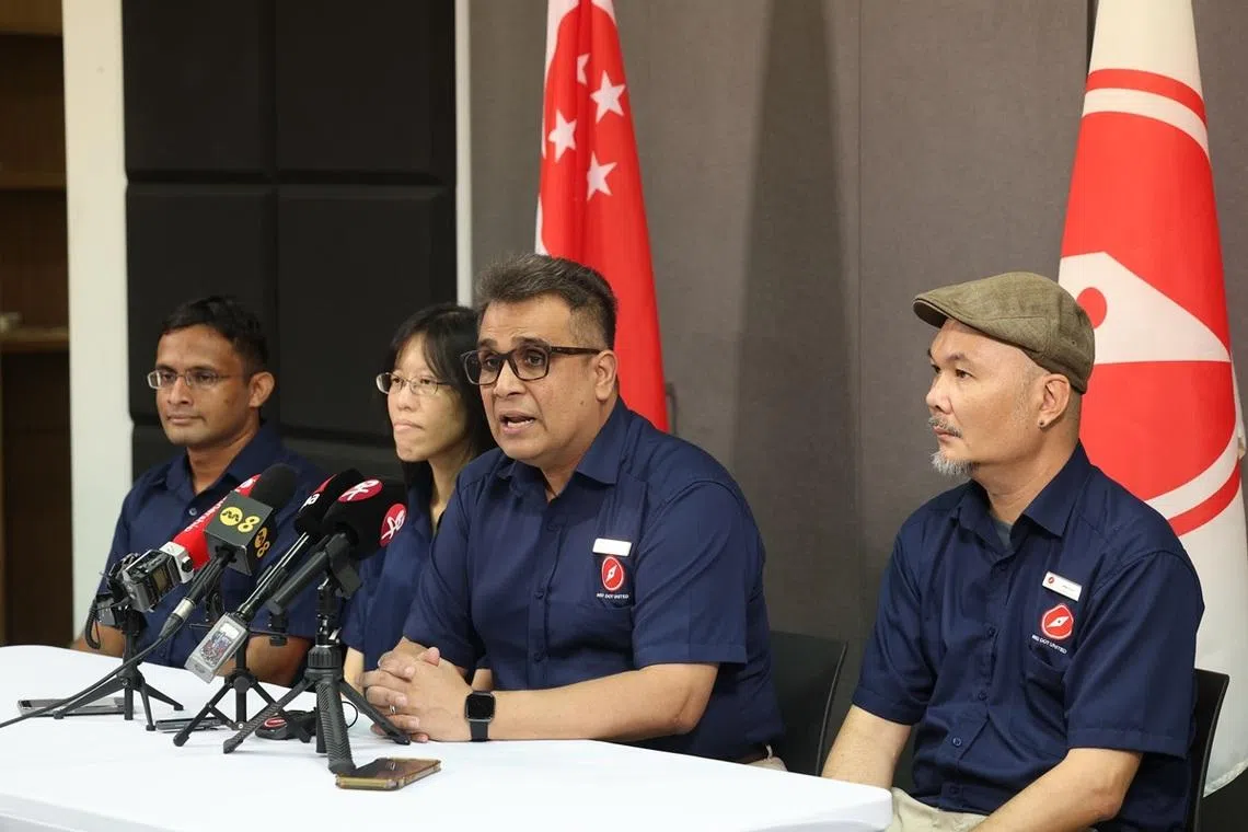 2025年5月24日，红点同心党（RDU）秘书长拉维（Ravi Philemon，右二）召开记者会，总结政党在本届大选的整体表现。出席记者会的还有在5月大选出征义顺集选区的林怡慧（左二），以及在裕廊东—武吉巴督参选的哈理斯（Harish Mohanadas，左一）和潘家定（右一）。