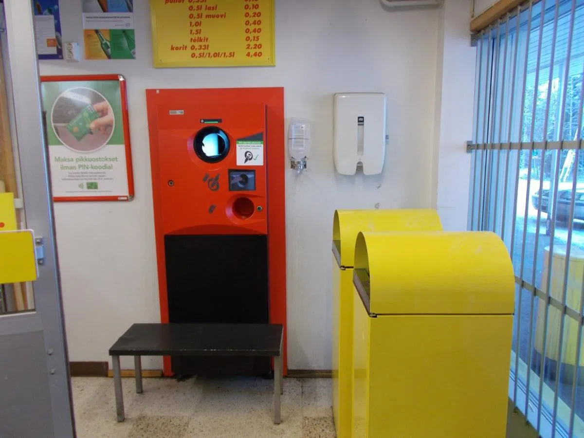 设于芬兰一家小型超市的瓶罐回收机。（Jouko Ofverberg面簿）