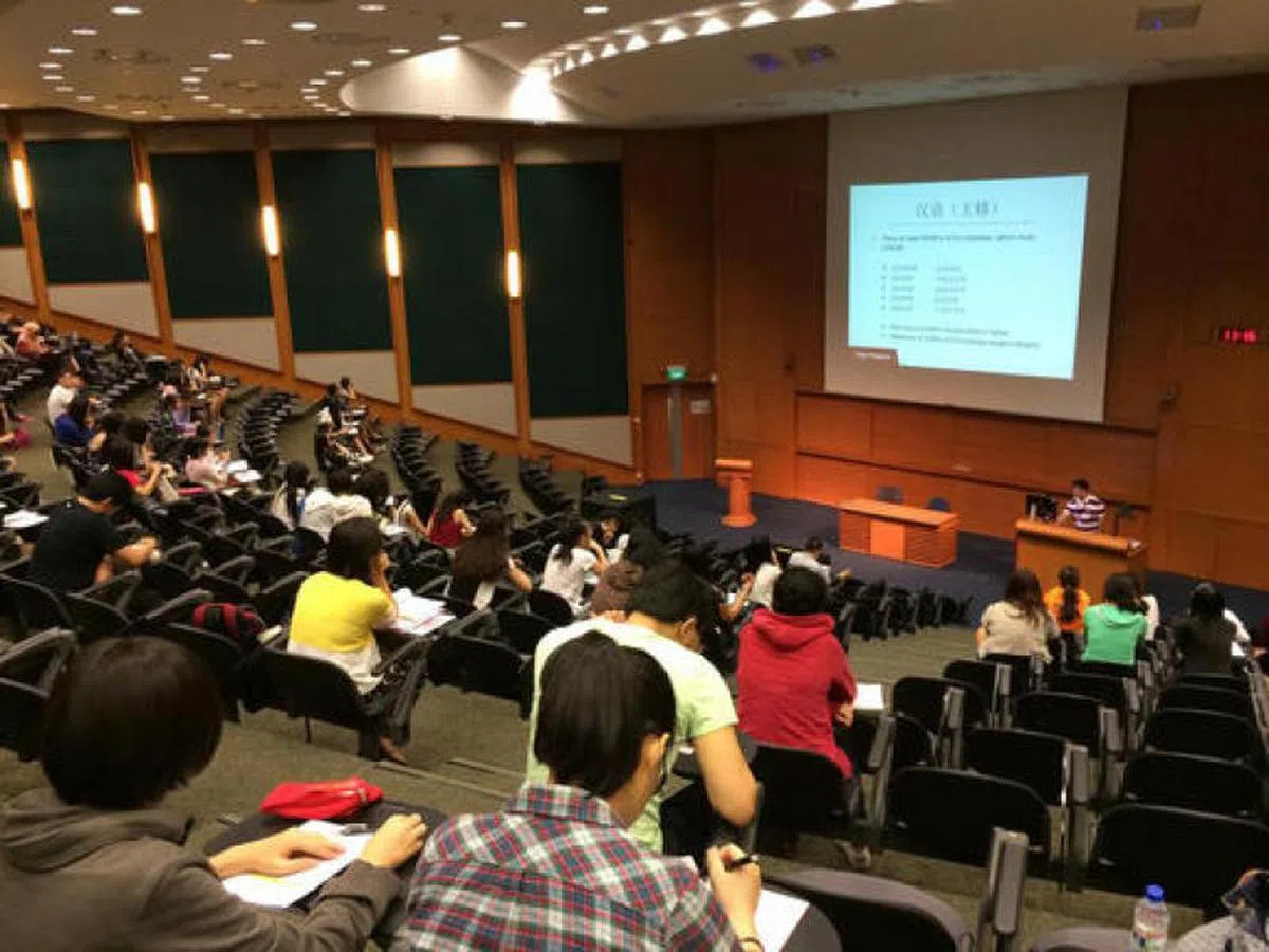  新加坡国立大学拥有61年历史的“老字号”中文系，近年来招生人数明显减少。中文系是国大文学暨社会科学院历史最悠久的学系之一。图为国大生在讲堂内上课。（互联网） 