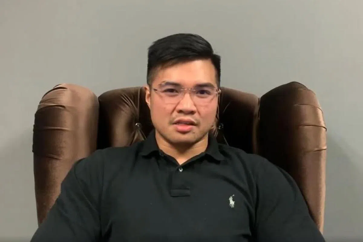  马国原产业副部长的秘书哈兹阿兹（Haziq Aziz）今早发布视频声称，自己就是床上的男主角之一，还指名道姓对阿兹敏做出两项指控。（面簿截图） 