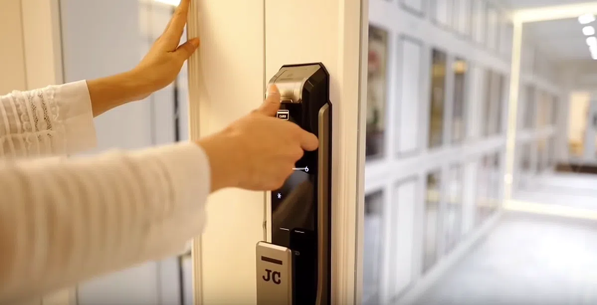  红蚂蚁看光是这个锁都比我的包贵。（视频截图） 