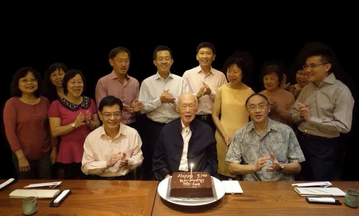  2014年李光耀91岁生日当晚，曾与多年来的数位首席私人秘书及其他贴身职员共进晚餐，其中包括坐在他右边的王瑞杰。王瑞杰在1997年至2000年担任李光耀的首席私人秘书。（王瑞杰面簿） 