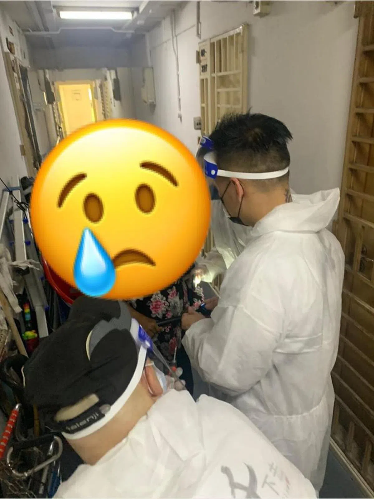  义工们都做好防疫措施，穿好保护衣和戴口罩以及面罩。（Fion Phua面簿） 