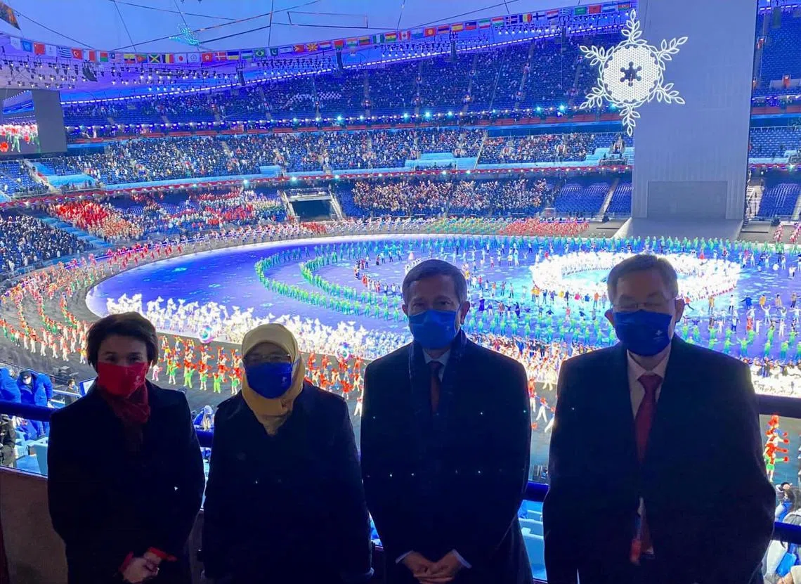 哈莉玛总统（左二）一周前访问中国并出席冬奥会2月4日的开幕礼。陪同她出访的还有贸工部兼文化、社区及青年部政务部长刘燕玲（左一）和外交部长维文医生（右二）。（维文面簿）