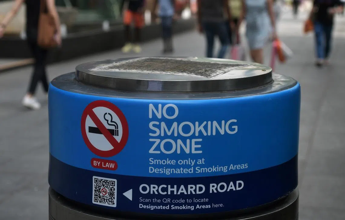 乌节路的公共场所从2019年起被划定为禁烟区。（海峡时报）