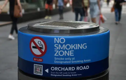 乌节路的公共场所从2019年起被划定为禁烟区。（海峡时报）