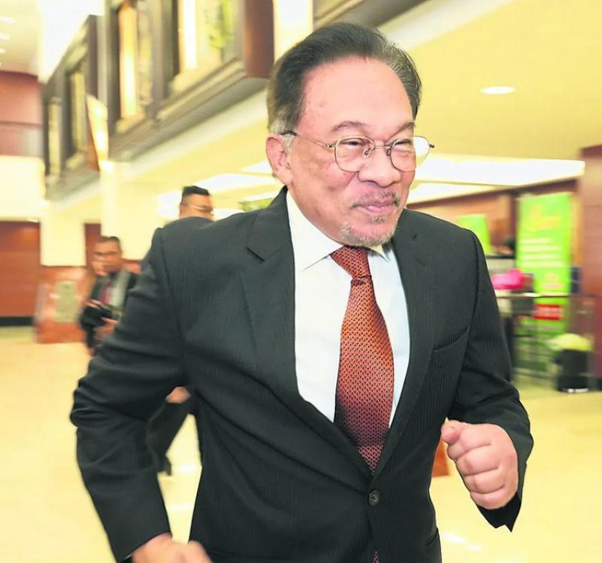  安华表示已获得元首御准在10月13日（周二）觐见。（中国报） 