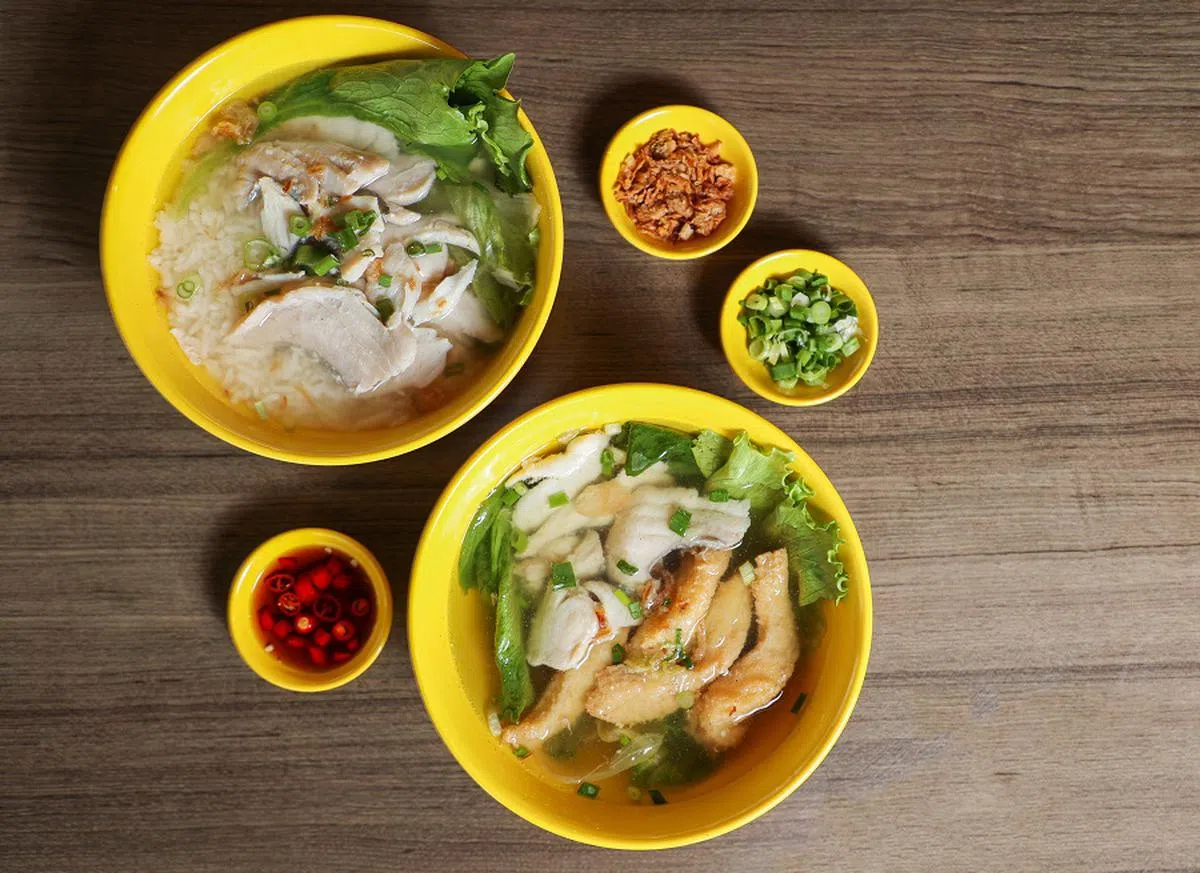 在新加坡小贩中心内总能找到鱼汤这道美食，售价一般含一碗鱼汤加一碗白饭。（联合早报）