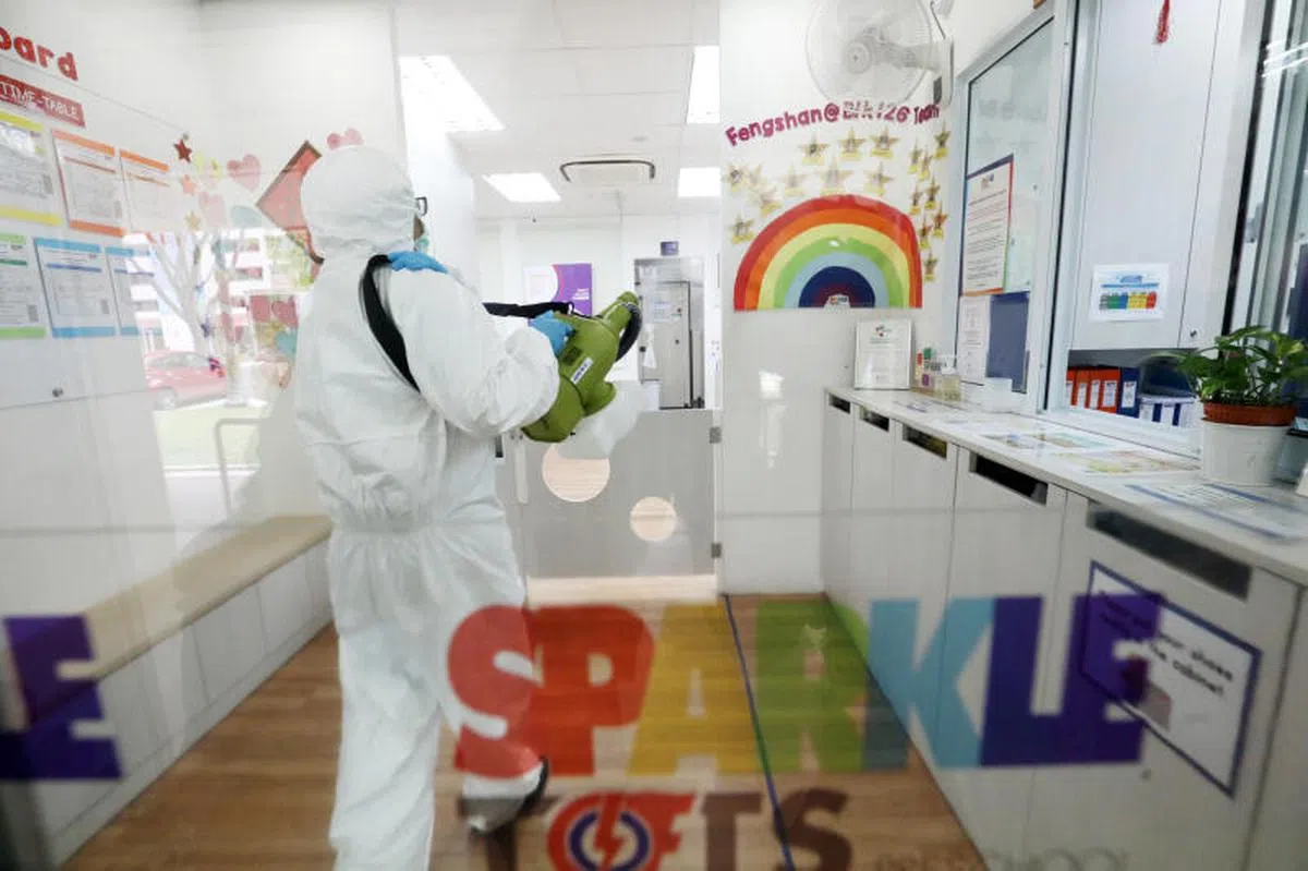  凤山Sparkletots学前教育中心早前有一名教师确诊感染冠状病毒，有专业清洁人员到场进行彻底清洗和消毒。（联合晚报） 