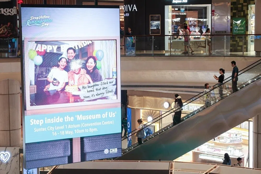 肃毒局配合2025年5月16日毒品受害者纪念日（Drug Victims Remembrance Day），在新达城举办三天名为“记忆中的我们”（Museum of Us）的展览，让公众通过受害者的第一视角了解毒品的危害。