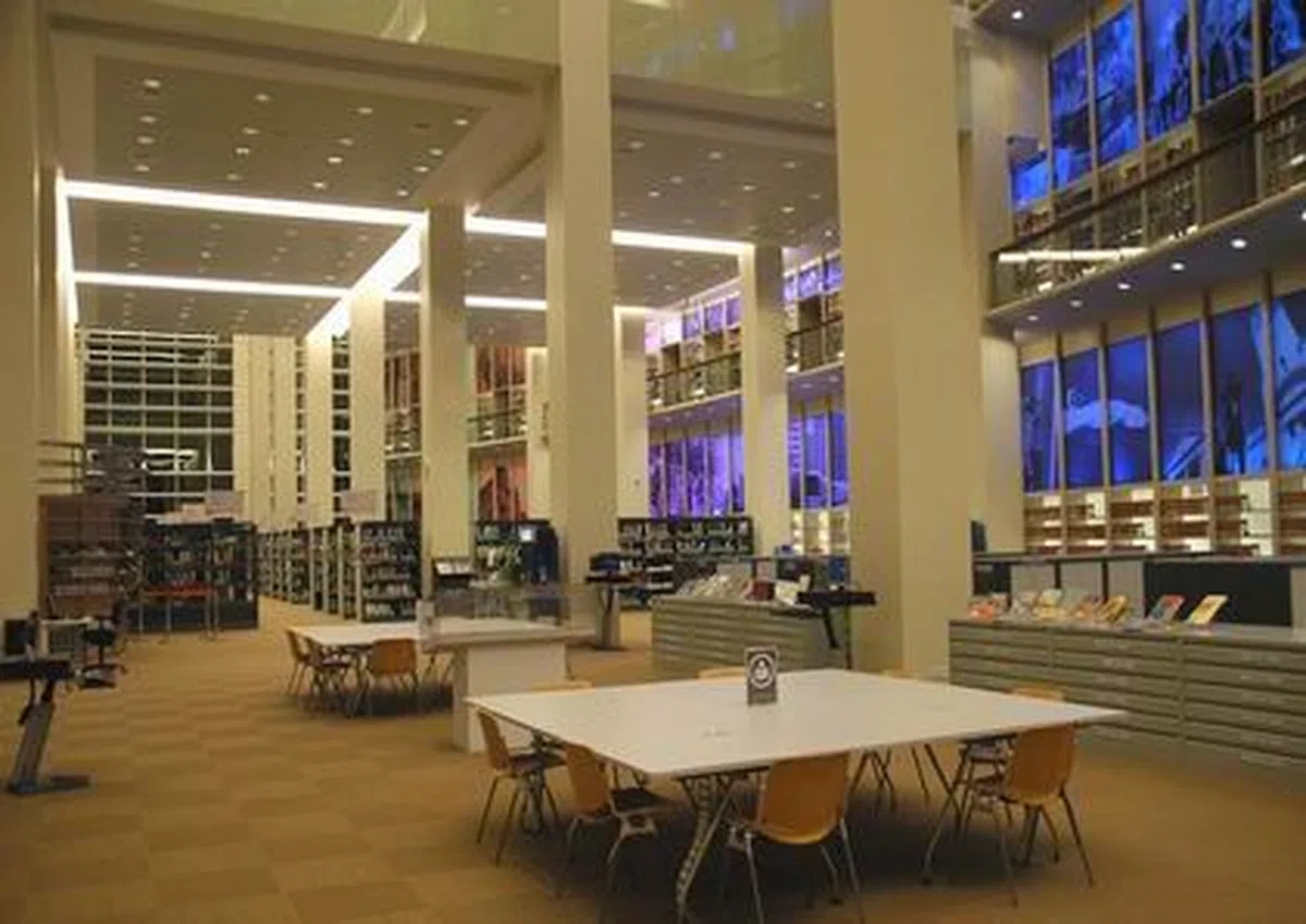  李光前参考图书馆中收集了各个领域的图书，甚至许多图书已绝版。这些书籍材料是不能借回家的。（国家图书馆） 