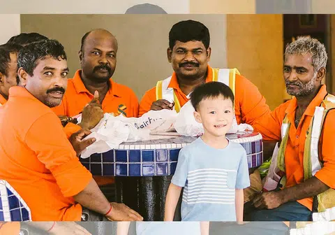 小Jake送饭给他的客工朋友们吃。（互联网）