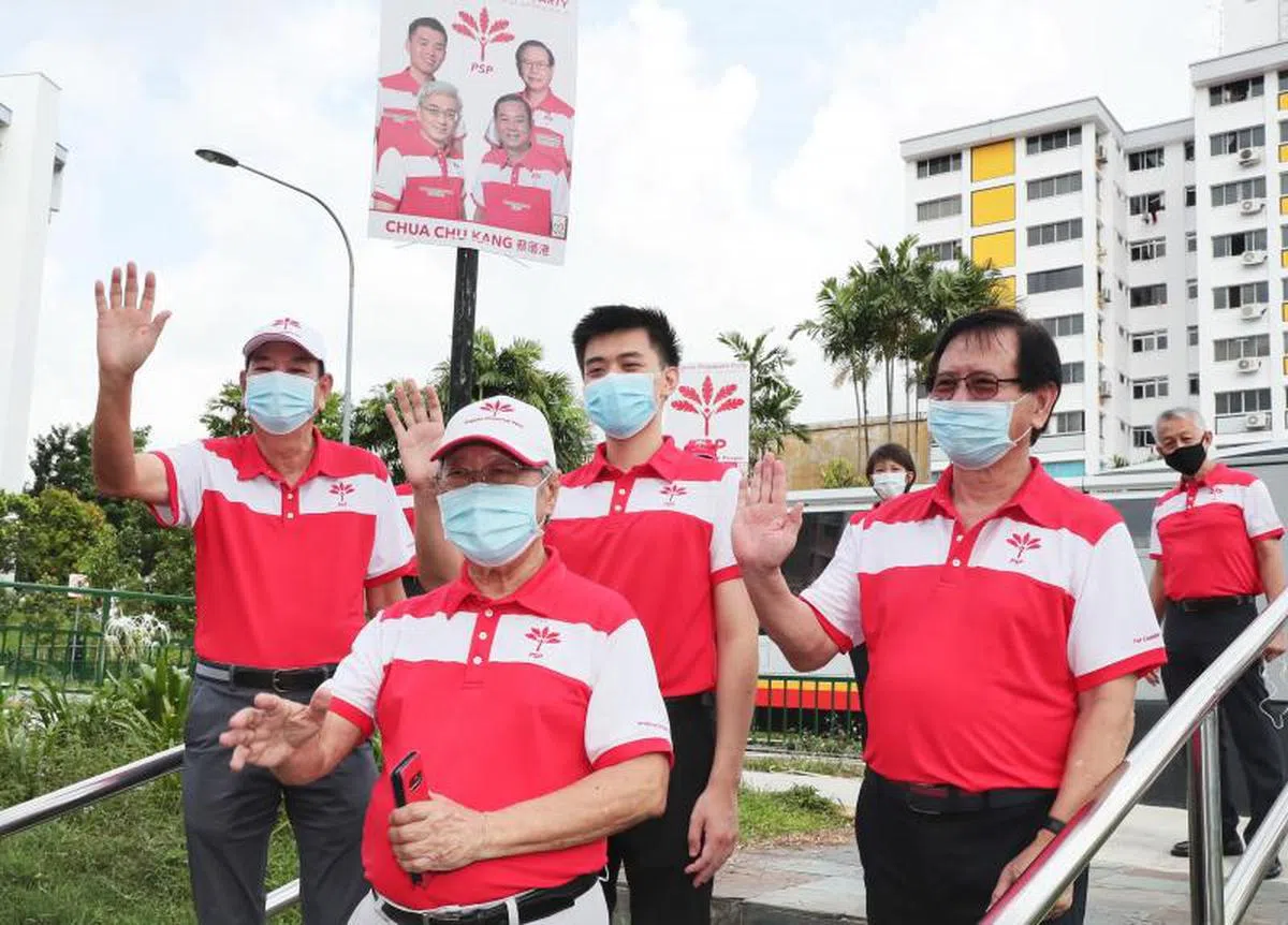  崔宣明（右二）表示自己因为欣赏陈清木医生（左二）为前进党注入的价值而加入该党。（海峡时报） 