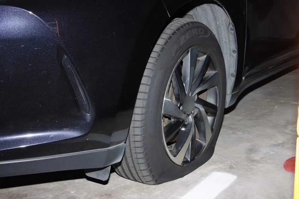 车子的轮胎给人弄成这样，不管肇事者用意有多良善，车主应该也听不进去吧。