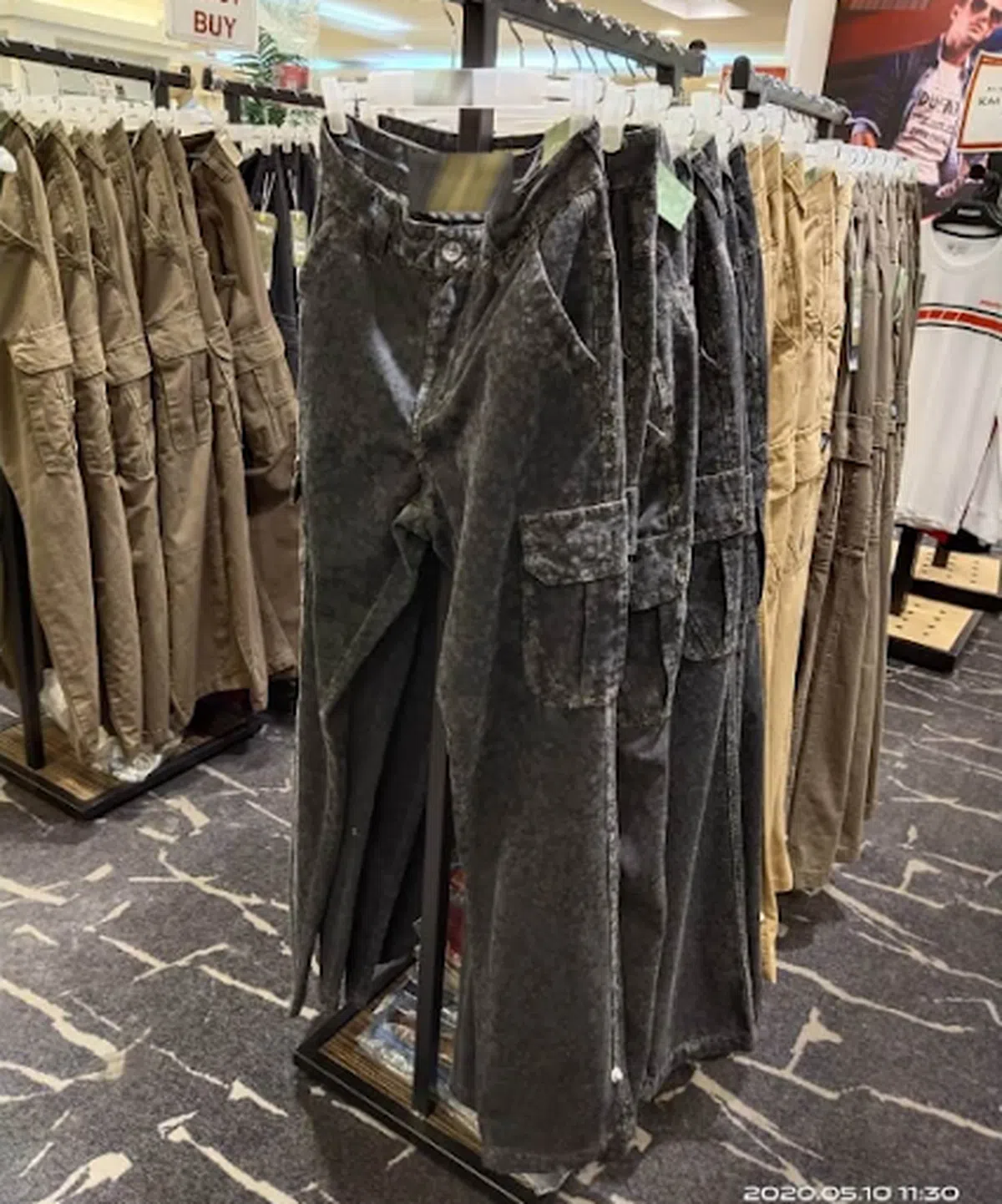  皮裤的表面也发霉。（Nex Nezum面簿） 