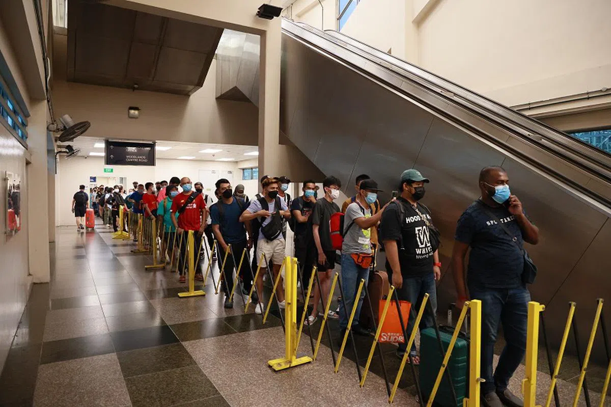 随着新马放宽边境措施后，马国员工就纷纷“出走”到新加坡工作。（新明日报）