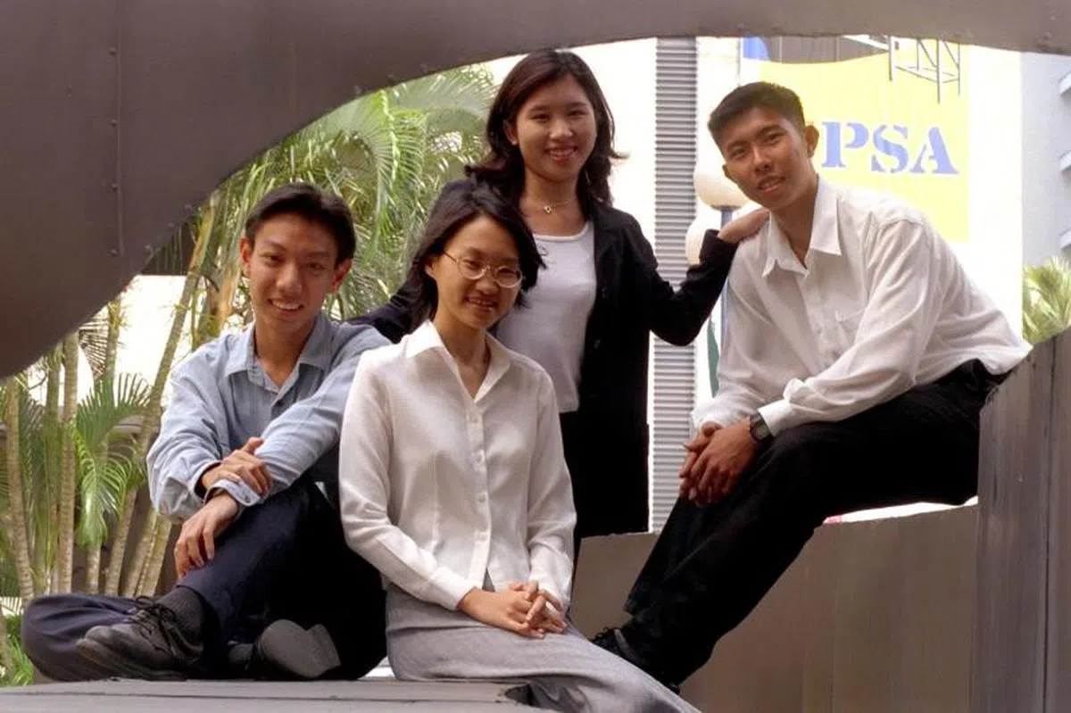  1997年的四名总统奖学金得主，右一为吴仕豪。（联合早报） 