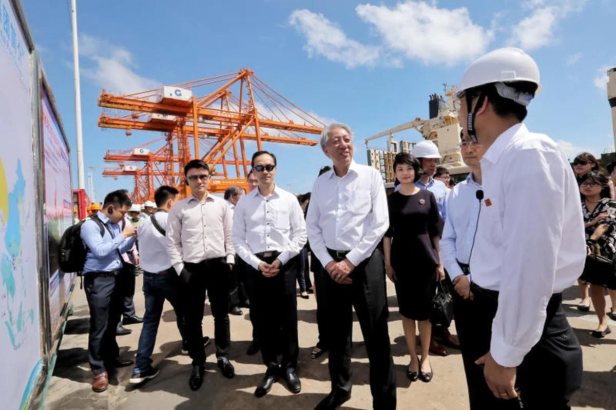  张志贤（右三）7月3日下午走访广西钦州保税港区，了解港口运作与南向通道建设工作。随行的包括贸工部高级政务部长许宝琨医生（右四），文化、社区及青年部兼交通部高级政务次长马炎庆（右五），以及内政部兼国家发展部高级政务次长孙雪玲（右二）。（通讯及新闻部提供） 