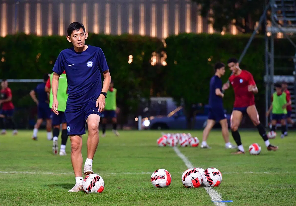 东运会赛事结束后，新加坡足总于5月18日宣布，幼狮队教练胡添豪将暂时休假。（海峡时报）