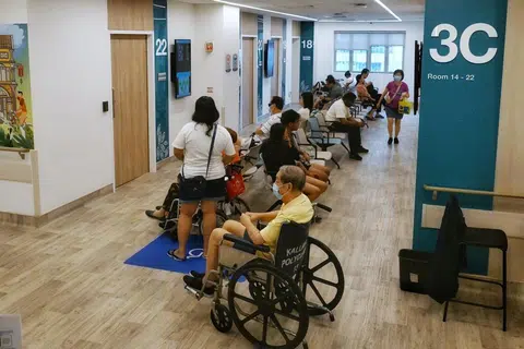 国人到加冷综合诊疗所看诊。（海峡时报）