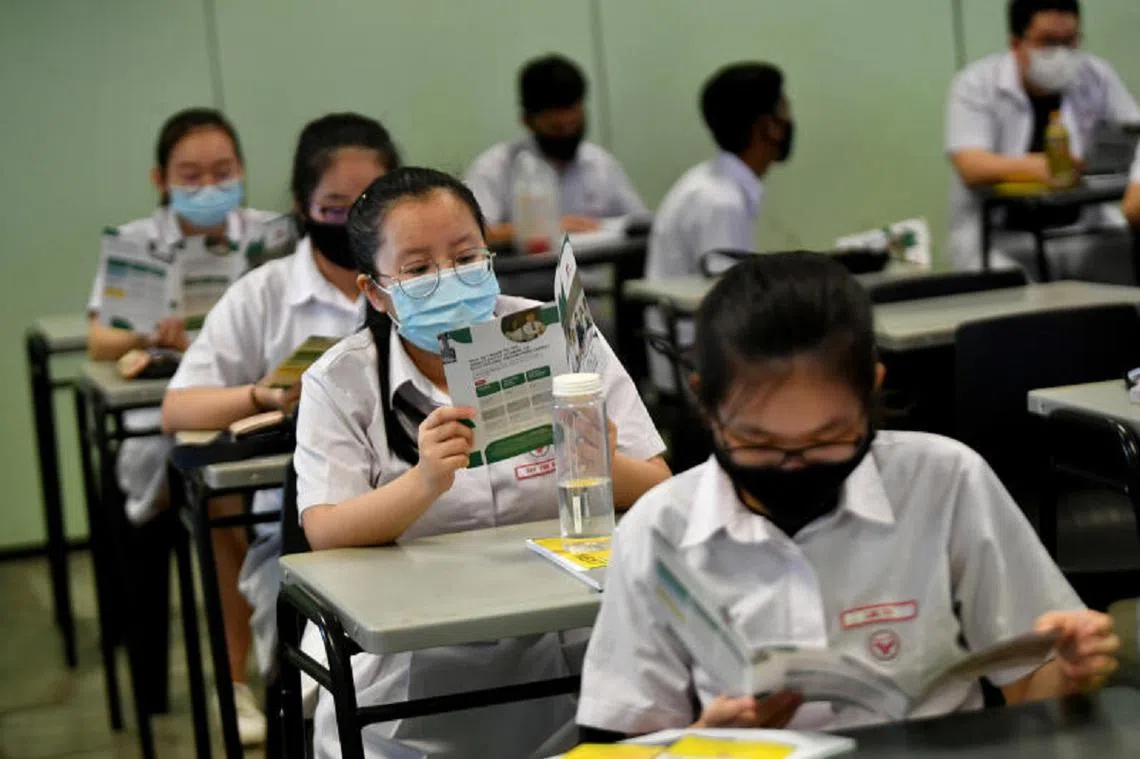 调查显示，在111个国家和地区中，新加坡人的英语程度排名第二。（海峡时报）