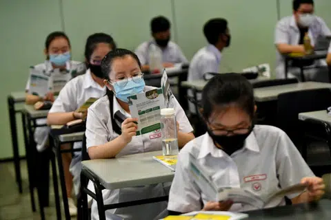调查显示，在111个国家和地区中，新加坡人的英语程度排名第二。（海峡时报）