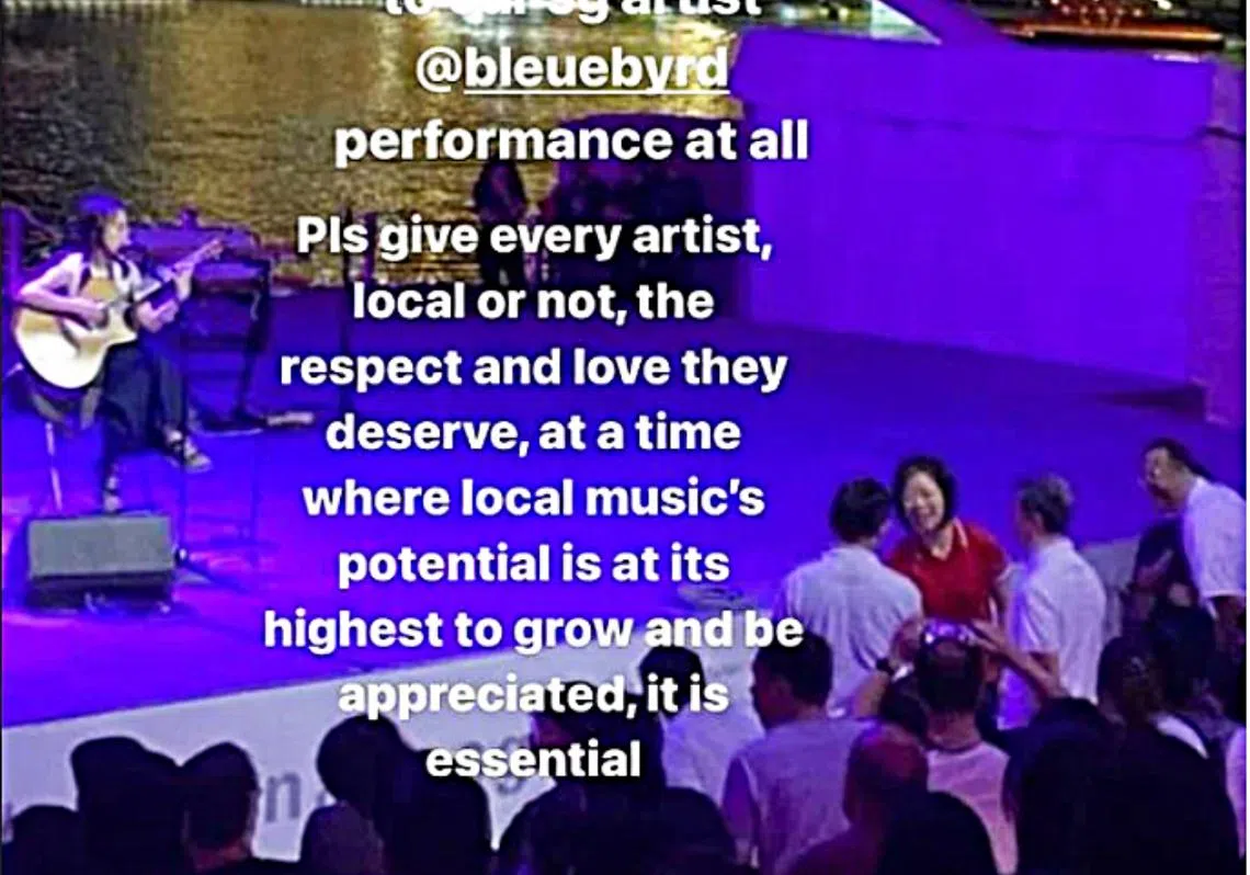  沈颖被指在台上表演进行期间，忙着和其他人握手寒暄，非常不尊重表演者及现场观众。（@Danielalexchia Instagam）