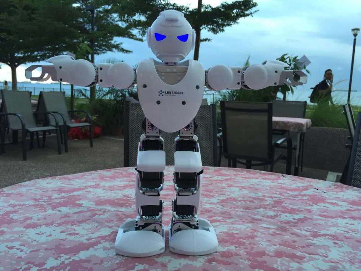  会跟着流行音乐舞动的小机器人。（新明日报） 